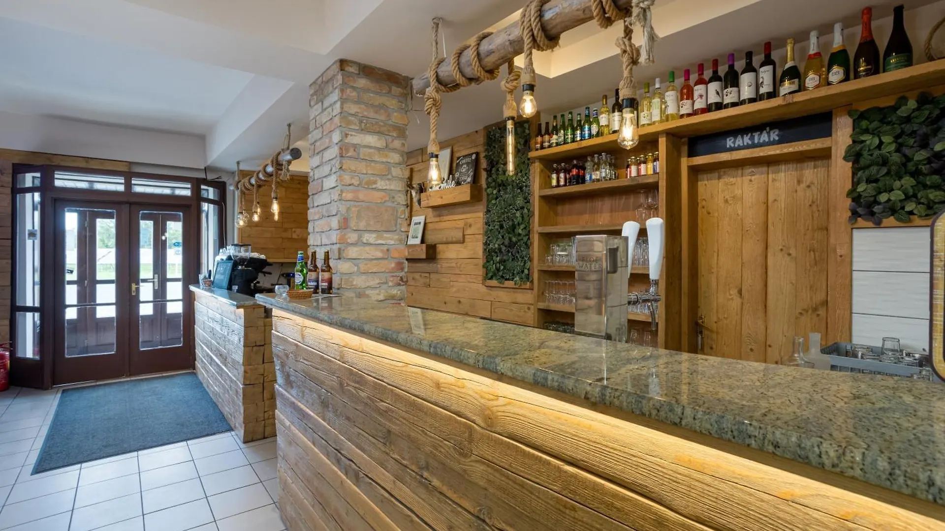 Hotel Forro Fogado & Bauer Bistro à Roszke